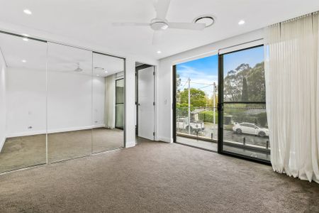 Luxuriously Designed, Near New, Stylish And Sun Kissed Executive Style Five Bedroom, Four Bathroom Family Oasis In A Blue Ribbon, Park-Side Location - Photo 4