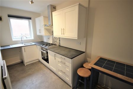 2 bedroom mid terrace to let - Photo 4
