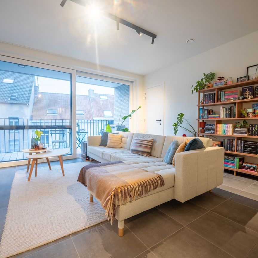 DEINZE - Prachtig nieuwbouwapp. met 2 SLPK, terras én parkeerplaats - Foto 1