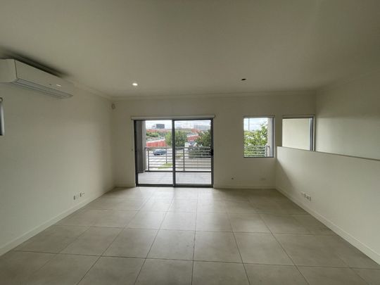 2 Bedroom Apartment in Highly Sought after Location - Photo 1