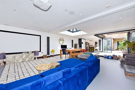 A fully-furnished and stylish home in a much sought after town centre location. - Photo 4