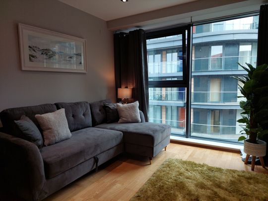 One Bedroom Luxury Apartment in Dockside Development, Canary Wharf E14 - Photo 1