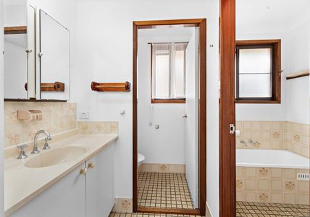 Large 4 bedroom home with spectacular views! - Photo 4