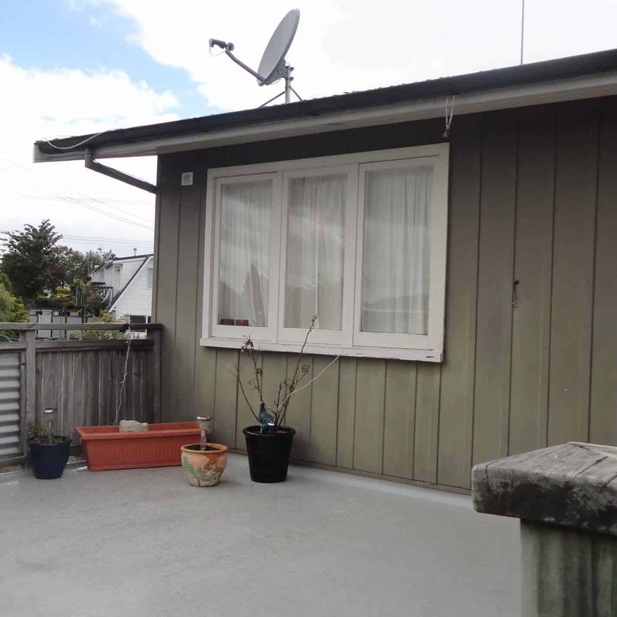Tidy Two Bedroom home - Photo 1