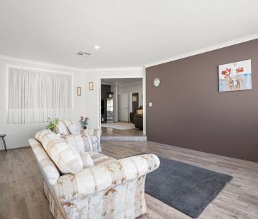 Spacious family home with pool. - Photo 3