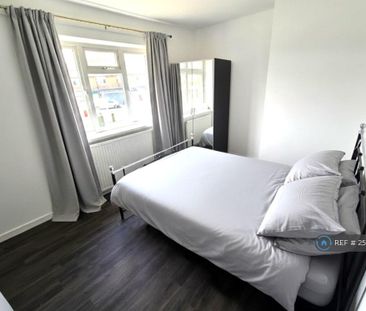 3 bedroom semi-detached house to rent - Photo 5