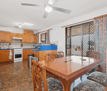 3 Bedroom and 1 Bathroom House for Rent in Huntfield Heights - Photo 4