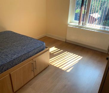 5 bedroom semi-detached house to rent - Photo 3