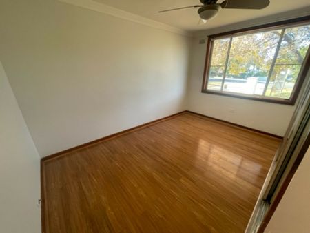 2 Bedroom Home - Great Location! - Photo 2