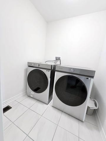 For Lease - 84 Kenneth Rogers Crescent, East Gwillimbury, Ontario - Photo 2