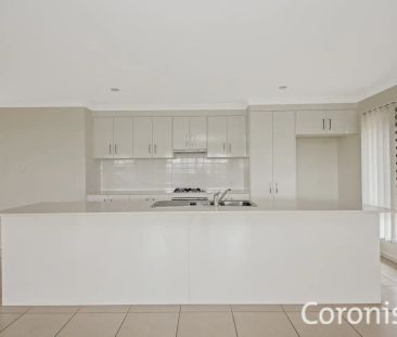 “Spacious Family Home, Available Mid November” - Photo 2