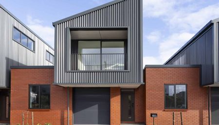 NEAR NEW spacious 2 bedroom townhouse in the city! - Photo 4