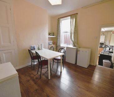 4 bedroom House in Carberry Place, Leeds - Photo 5