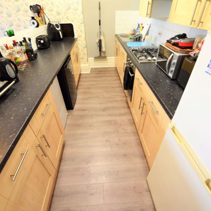 7 bedroom Flat in Wood Lane, Leeds - Photo 1