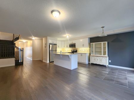 For Lease - 209 Hartsmere Drive, Stittsville - Munster - Richmond, Ontario - Photo 3