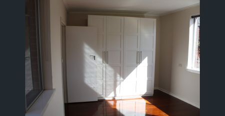 Spacious Family Home in Peaceful Court Location - Lawn Mowing Included - Photo 4