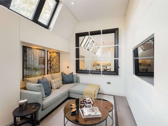 A stunning one bedroom apartment that has been immaculately interior designed in a popular, portered building. - Photo 1