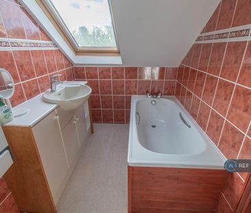 3 bedroom semi-detached house to rent - Photo 6