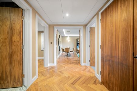 Luxury Kensington residence with excellent leisure amenities - Photo 2