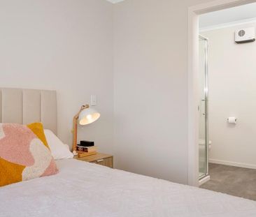 Immaculate, modern home - Photo 6