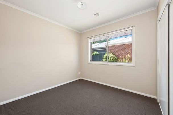 NEAT AND TIDY THREE BEDROOM TOWNHOUSE - Photo 1