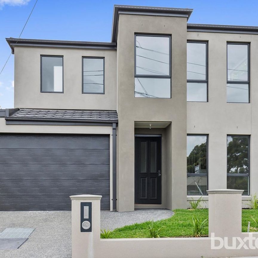 FREESTANDING TOWNHOUSE IN PRIME BEACHSIDE LOCATION - Photo 1