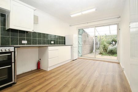 3 bedroom semi-detached house to rent - Photo 3