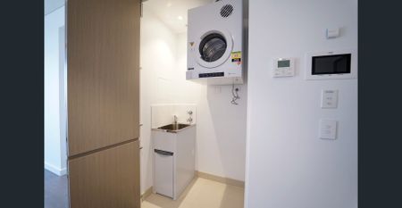 High rise 1 bedroom apartment with exclusive views on Level 34 - Photo 4