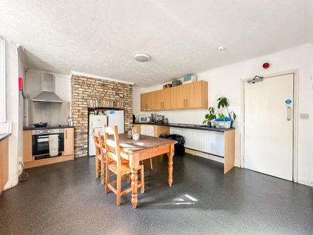 1 bedroom in a house share to rent - Photo 5