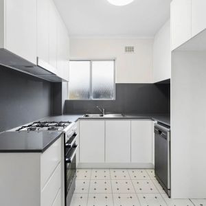 Sun-Filled Two-Bedroom Apartment in Prime Location - Photo 2