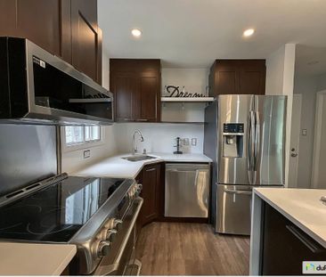 CONDO COMPLÈTEMENT MEUBLÉ ET RÉNOVÉ À LOUER - Photo 1