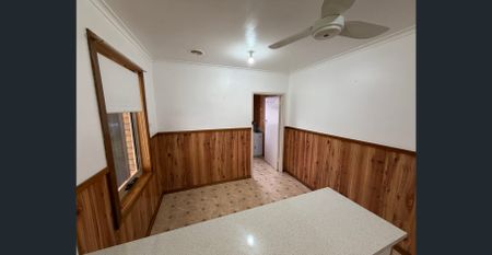 THREE BEDROOM HOUSE WITH DUCTED HEATING - Photo 4