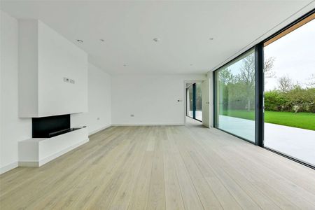 A high-specification home on a bespoke gated estate of four properties in Winkfield. - Photo 2
