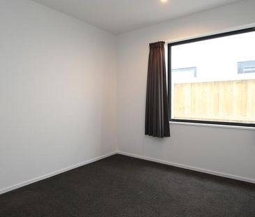 Three Bedroom Townhouse in Faringdon - Photo 3