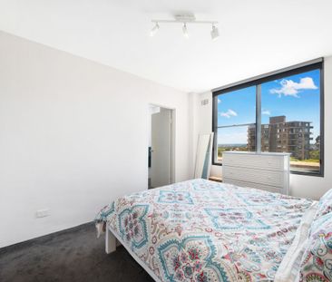 Renovated Fully Furnished Apartment with Stunning Middle Harbour Views - Photo 2