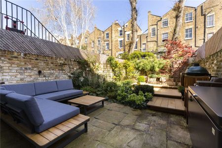 Stunning three bedroom terraced house refurbished to an excellent standard throughout. - Photo 2