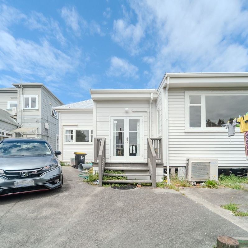 Four Bedrooms in Newtown - Photo 1