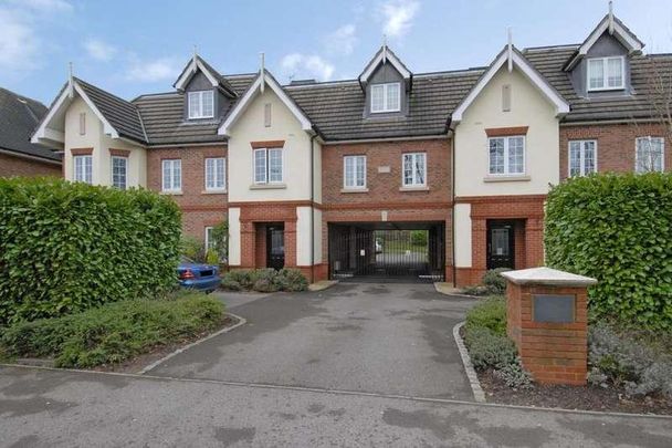 Ascot, Berkshire, SL5 - Photo 1