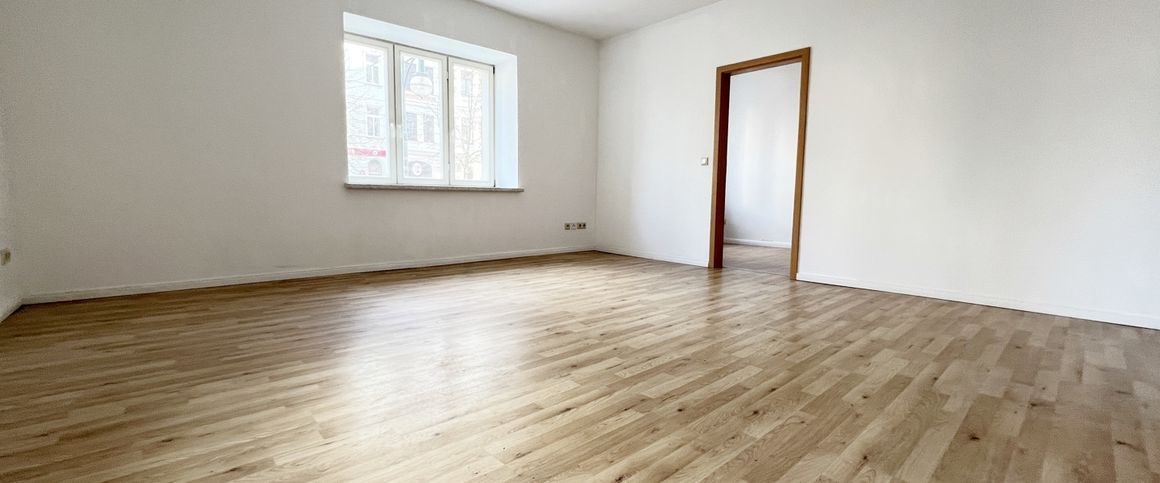 3-Raum-Wohnung in bester Innenstadtlage mit Tageslichtbad, Wanne und Aufzug. - Photo 1