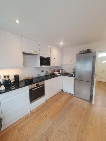 1 bedroom in a house share to rent - Photo 4
