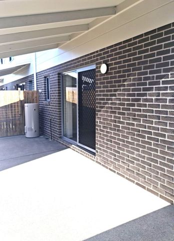 3 BEDROOM 2 BATHROOM TOWNHOUSE WITH DUCTED AIR - Photo 2