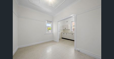 Ground Floor Art Deco Two Bedroom Apartment - Photo 2