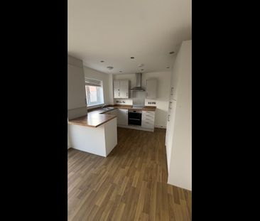 3 Bed Flat, Bank Street, M11 - Photo 5