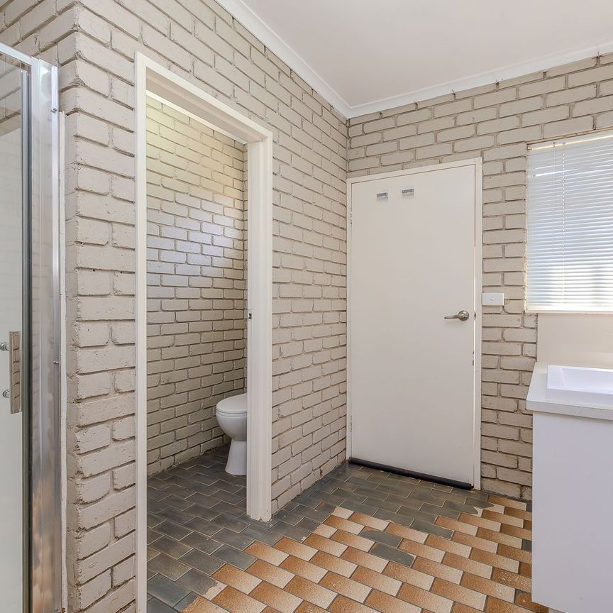 Neat & Convenient 2 Bedroom Unit - Photo 1
