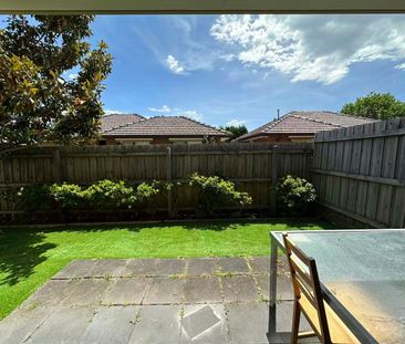 Fully Furnished 3-Bedroom Townhouse in Carnegie - Photo 5