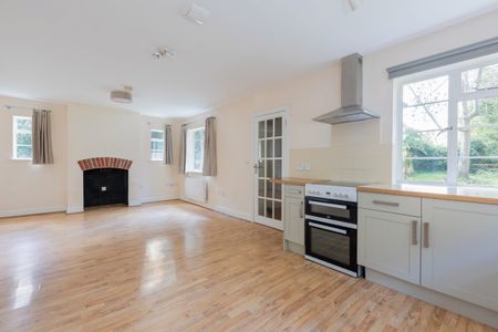 Secluded Elegance, Detached Bungalow in the Heart of Dorney’s Picturesque Conservation Haven - Photo 5