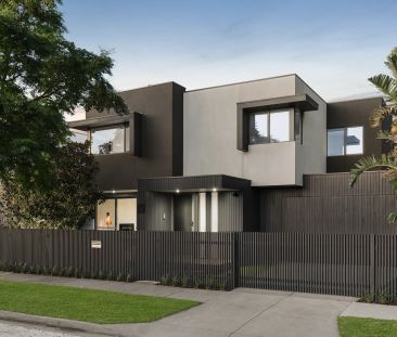 CONTEMPORARY LIFESTYLE ON THE BEACH EDGE! - Photo 1