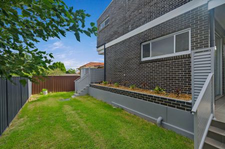 Boutique Apartment with security parking - Photo 4