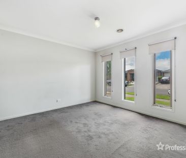 33 Evadene Drive, Tarneit VIC - Photo 3