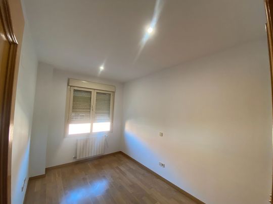 Piso de alquiler en Calle Alejandro de la Sota, 2, Sector B - Photo 1